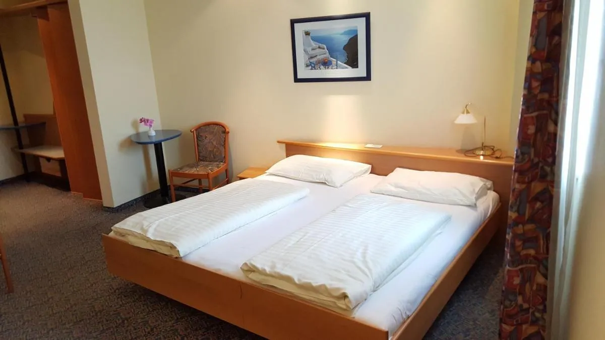 Image 1 of CenterCourt Hotel