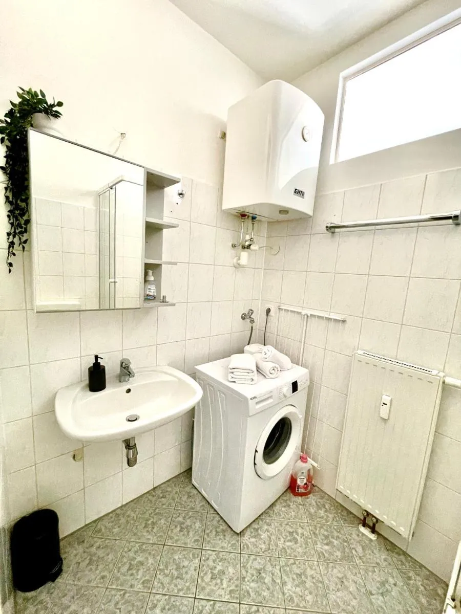 Image 3 of contactless Self-Check-IN – studio, 5 minutes to center