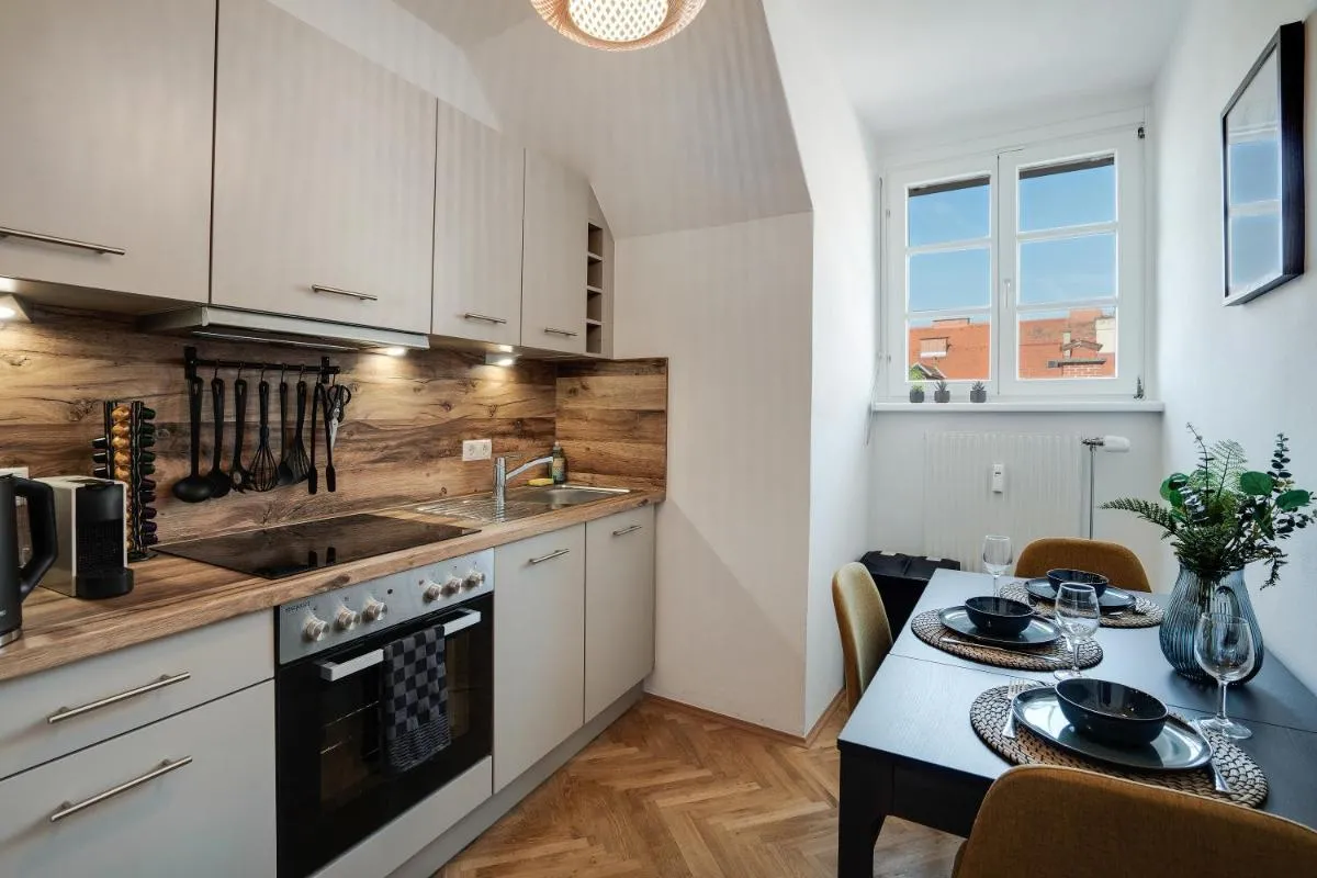 Image 3 of Boho Design Studio by HERO HOMES – Erstklassige Lage im historischen Zentrum – Self-Check-in