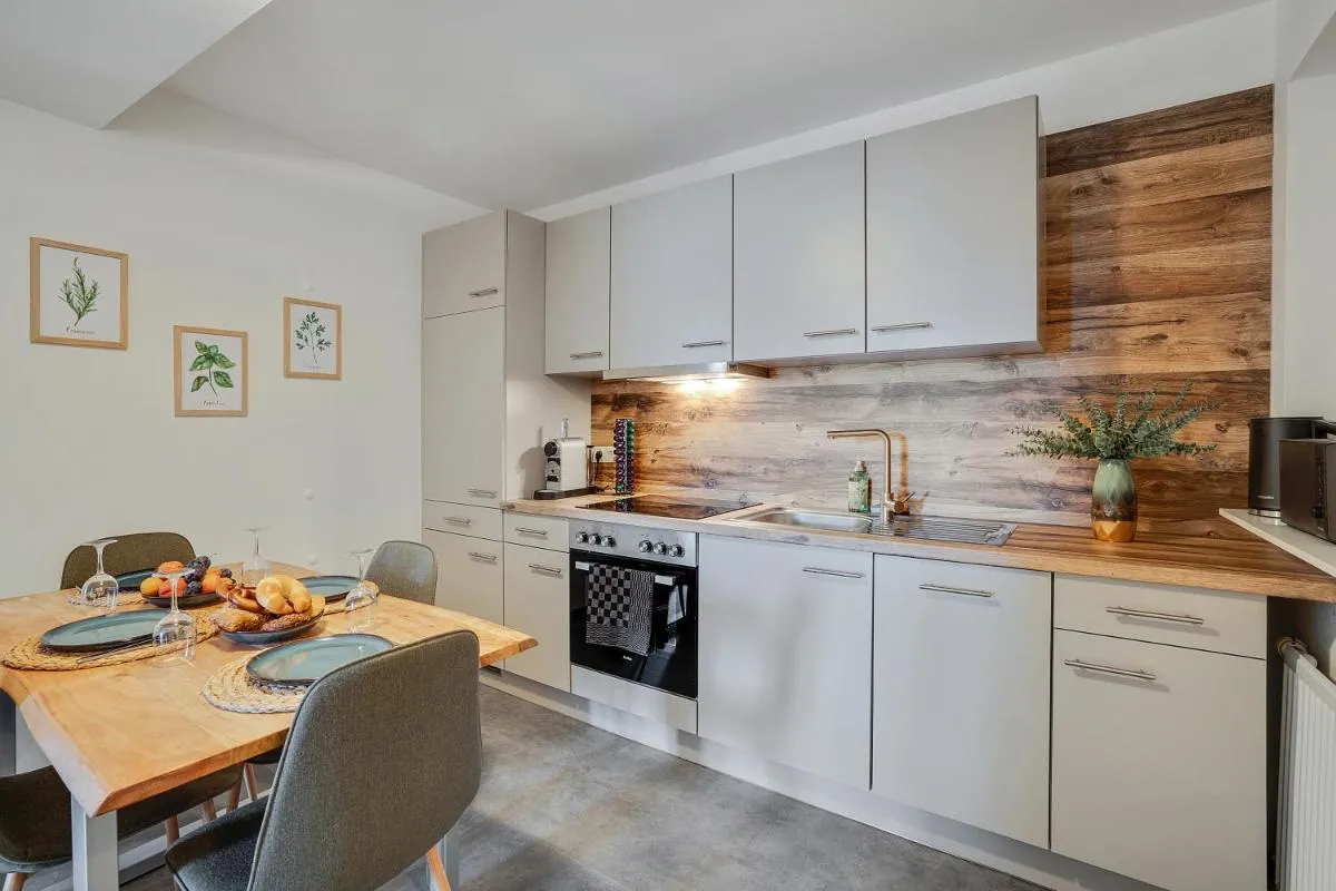 Image 3 of Emerald Suite by HERO HOMES – Erstklassige Lage im historischen Zentrum – Self-Check-in