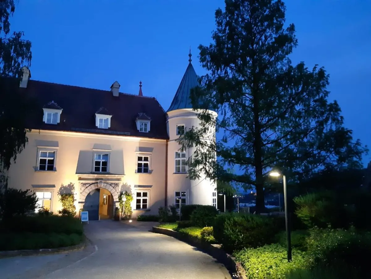 Image 4 of Grazblick free Carport parking & self checkin