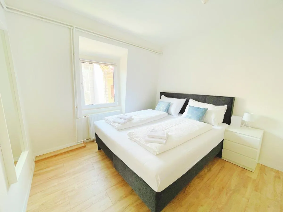 Image 5 of contactless Self-Check-In – vibrant City Life in Graz