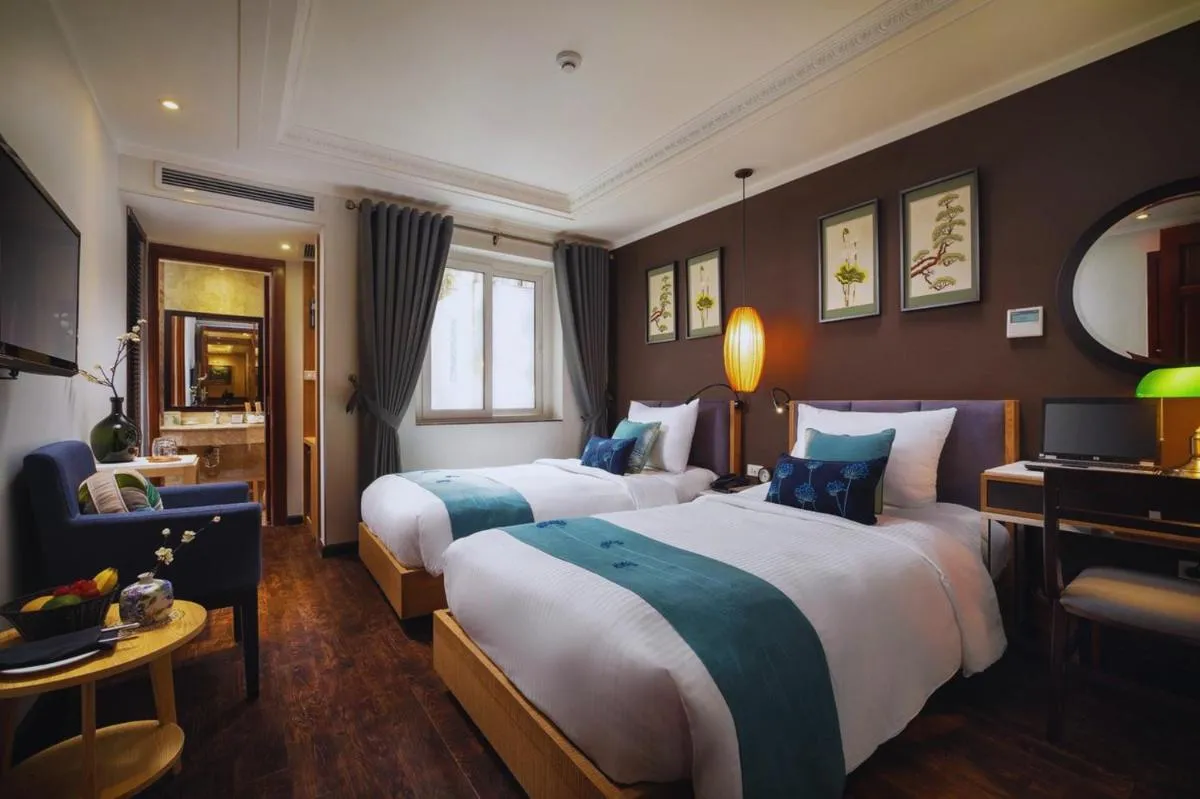 Image 1 of Hotel Emerald Waters Classy