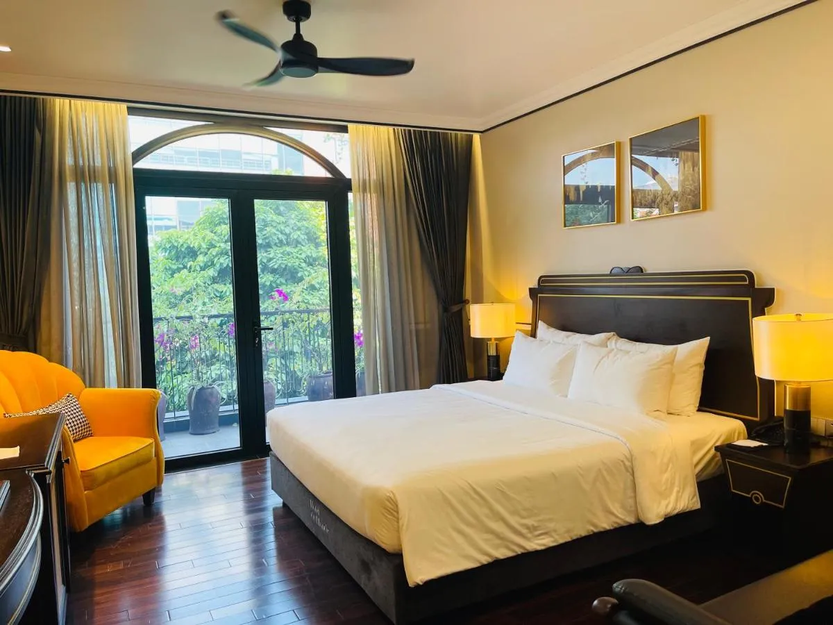 Image 1 of Hotel du Monde Art