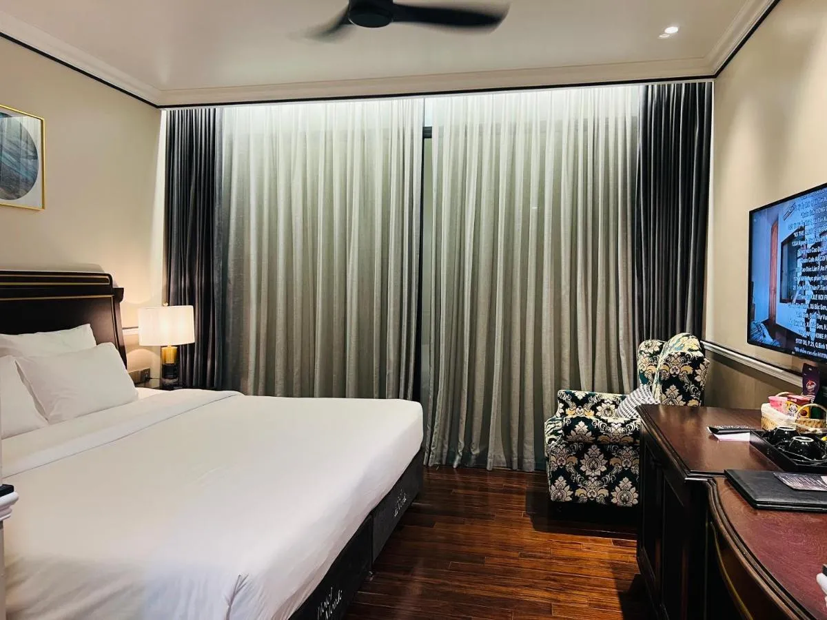 Image 4 of Hotel du Monde Art