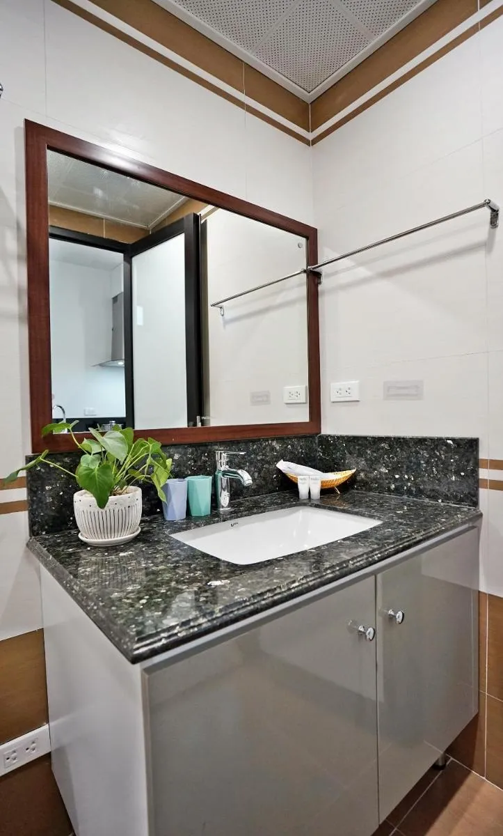 Image 3 of CL# Stylist Studio Apt* Kitchen/Wash*Cat Linh Station