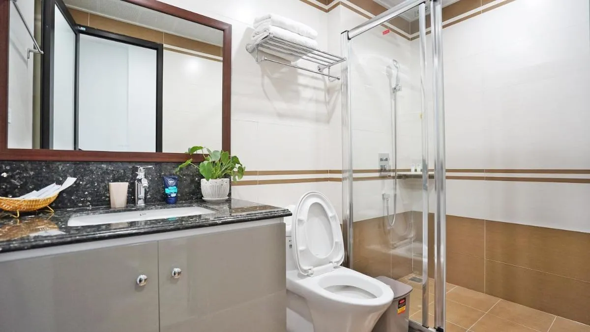 Image 6 of CL# Stylist Studio Apt* Kitchen/Wash*Cat Linh Station