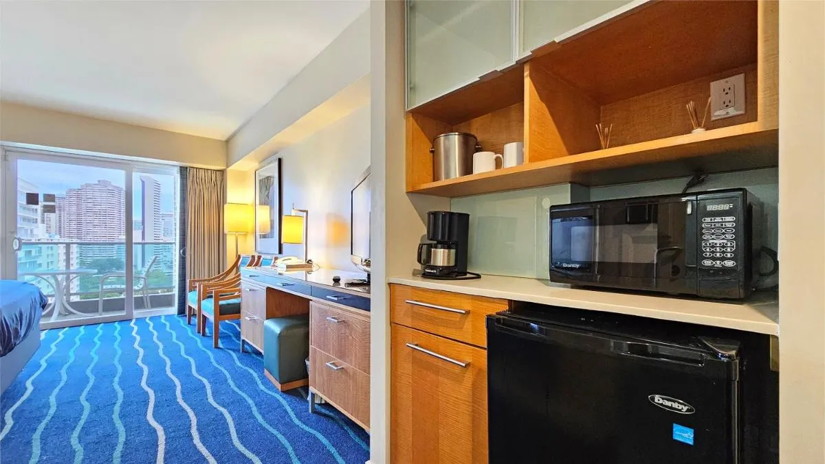 Image 4 of Ala Moana Hotel _ Ocean view with balcony