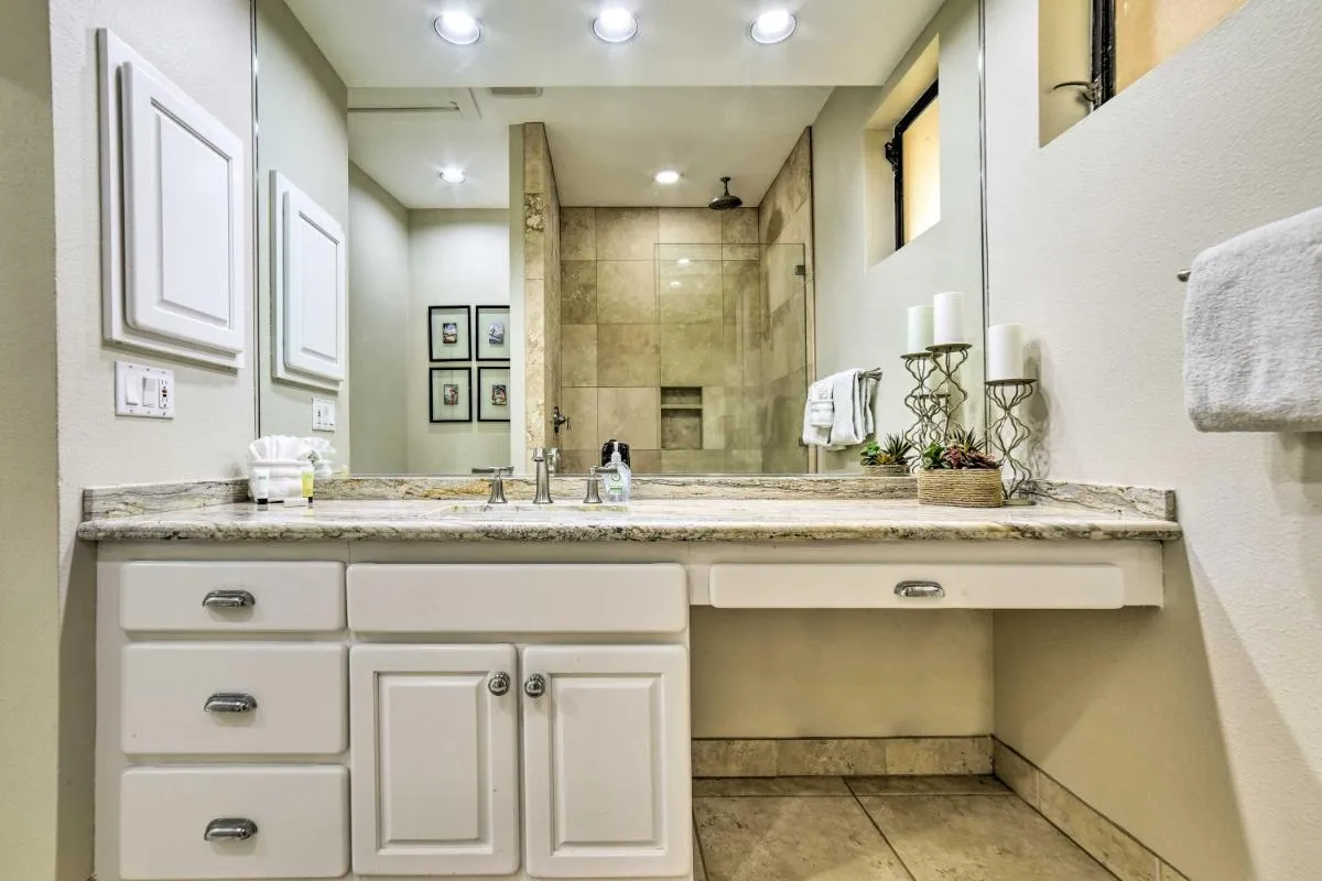 Image 2 of Bright and Airy Lahaina Condo – Walk to Beach!