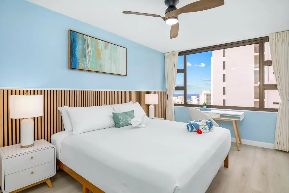Image 5 of Chic and Upscale Waikiki Beach Ocean View with Parking