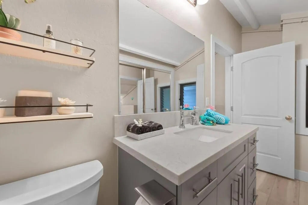 Image 2 of Coral Cove-Poolside Condo and Panoramic Ocean View