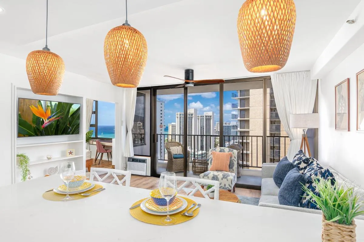 Image 4 of Deluxe 34FL Ocean View, One Block to Waikiki Beach