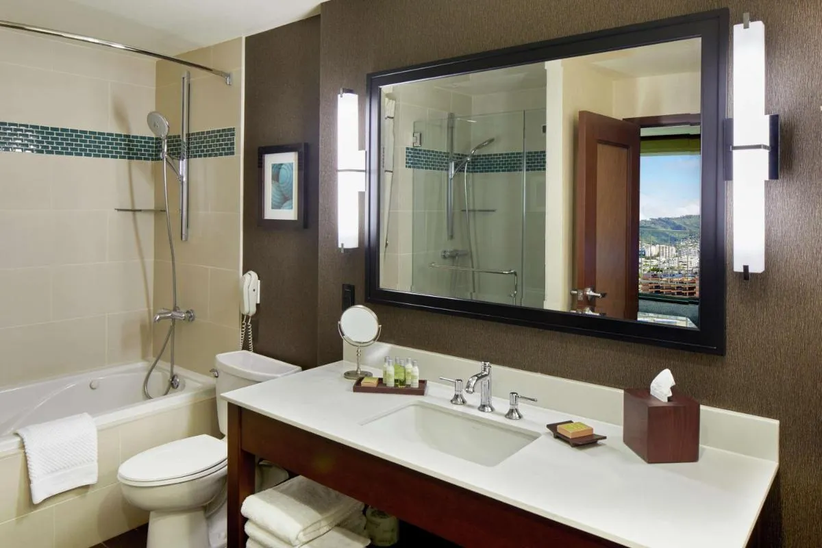 Image 2 of DoubleTree by Hilton Alana – Waikiki Beach