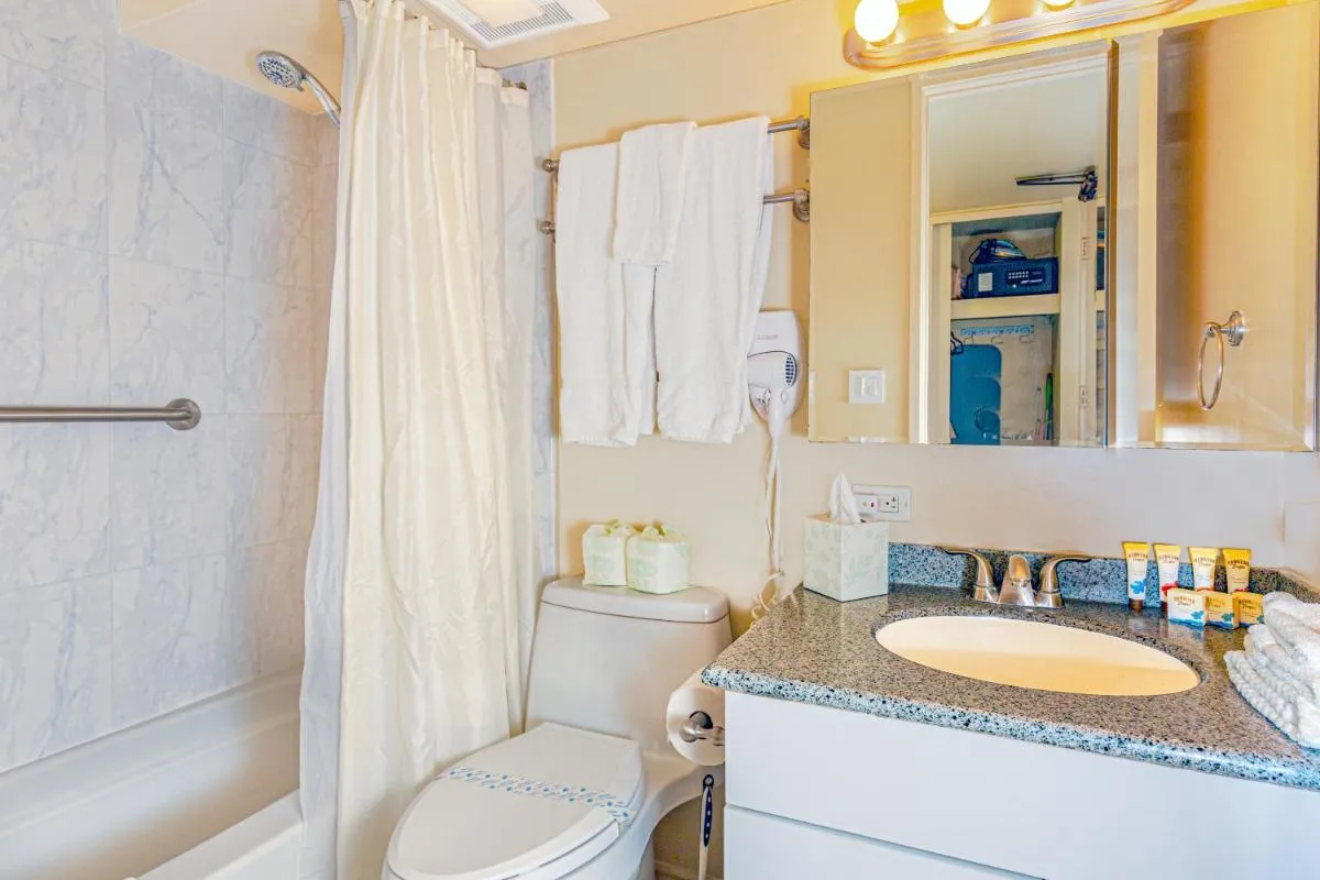 Image 2 of Escape to Paradise, Ocean & Diamond Head View Studio in Waikiki!