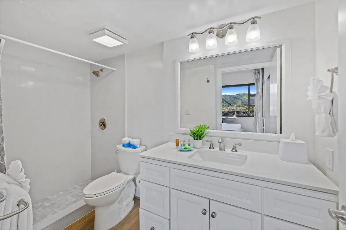 Image 2 of Fully Renovated 1BR with King Bed, Great Mountain Views, and Free Parking!