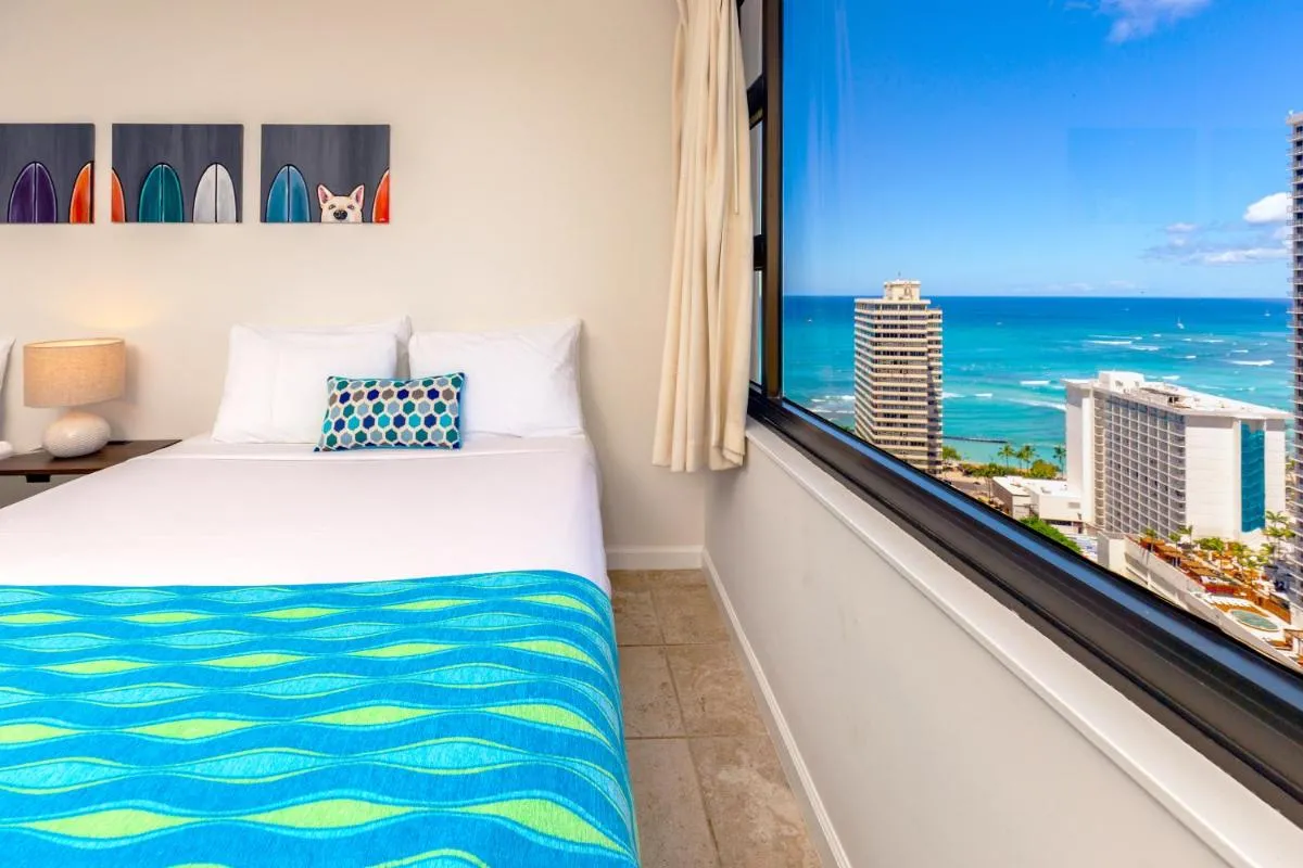 Image 1 of High-Floor Stylish Ocean Views Condo with Parking