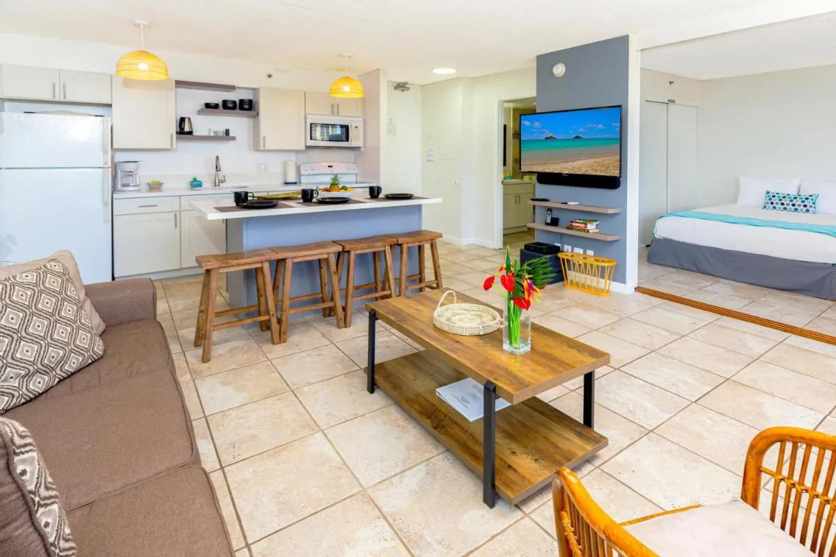 Image 4 of High-Floor Stylish Ocean Views Condo with Parking
