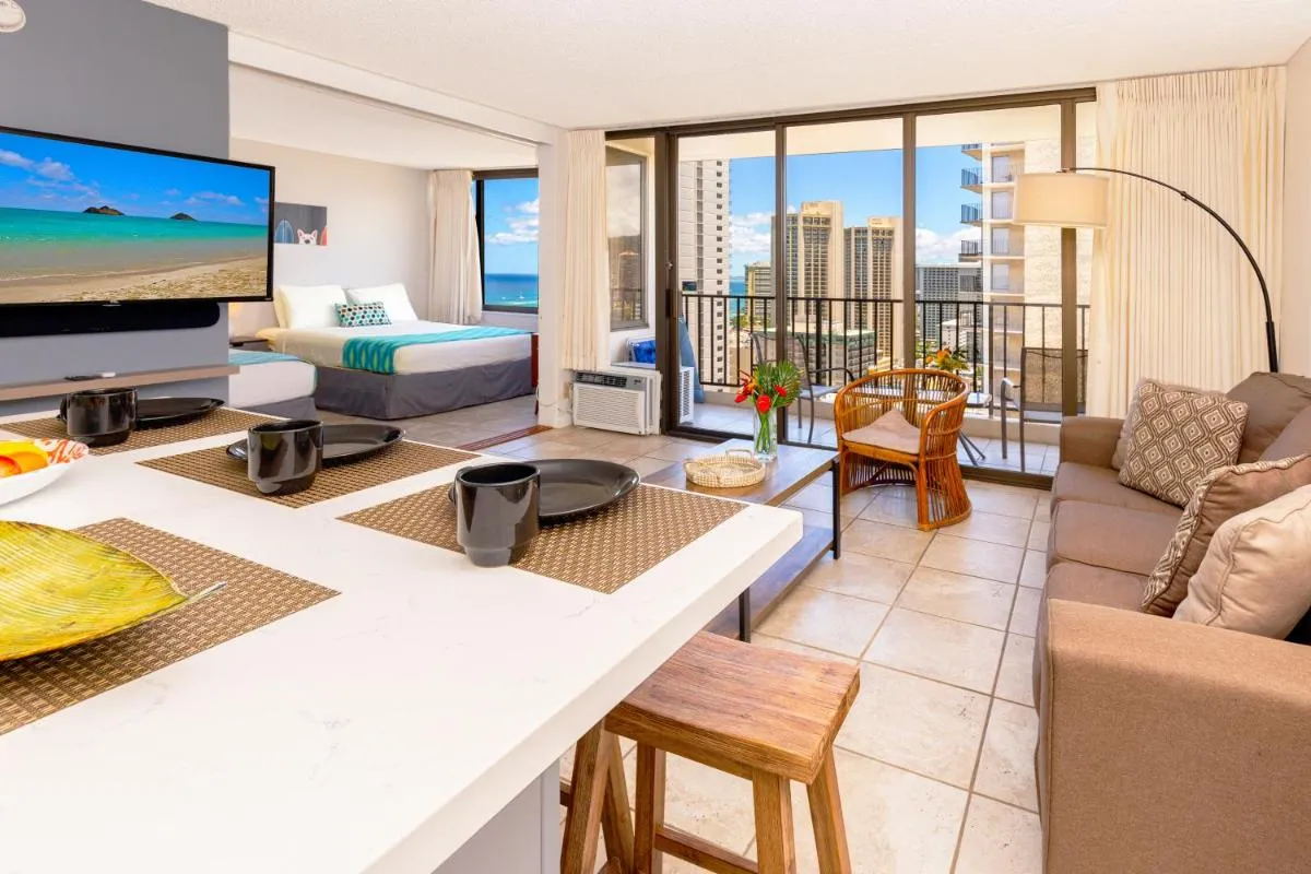 Image 5 of High-Floor Stylish Ocean Views Condo with Parking