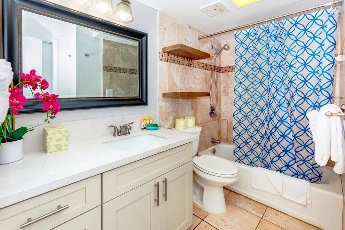 Image 2 of High-Floor Stylish Ocean Views Condo with Parking