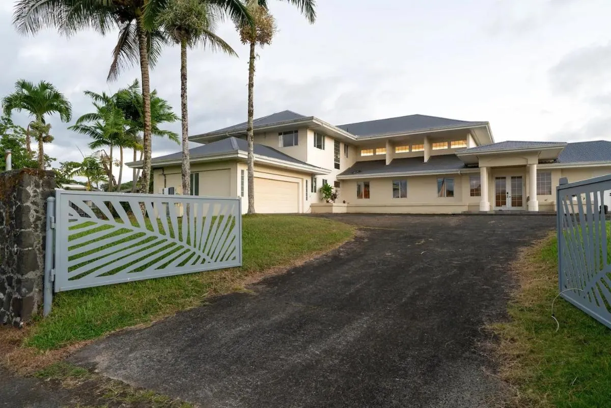 Image 6 of Hilo Villa w/pool- 16 guests max