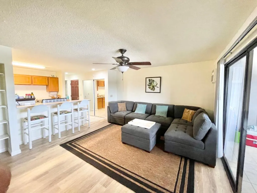 Image of Kona 1br condo on Alii Dr saltwater pool surf sun AC close to magic sands beach