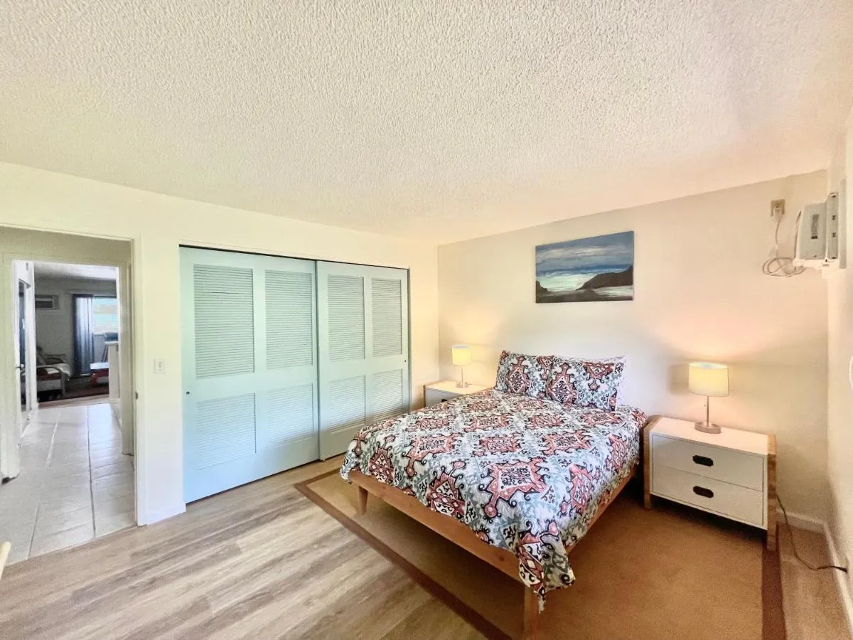 Image 1 of Kona 1br condo on Alii Dr saltwater pool surf sun AC close to magic sands beach