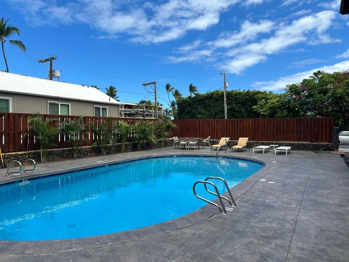 Image 2 of Kona 1br condo on Alii Dr saltwater pool surf sun AC close to magic sands beach