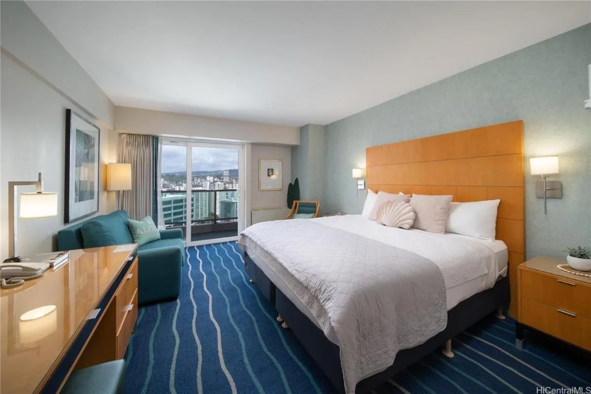 Image 2 of Luxury Ala Moana Resort 25th floor with balcony