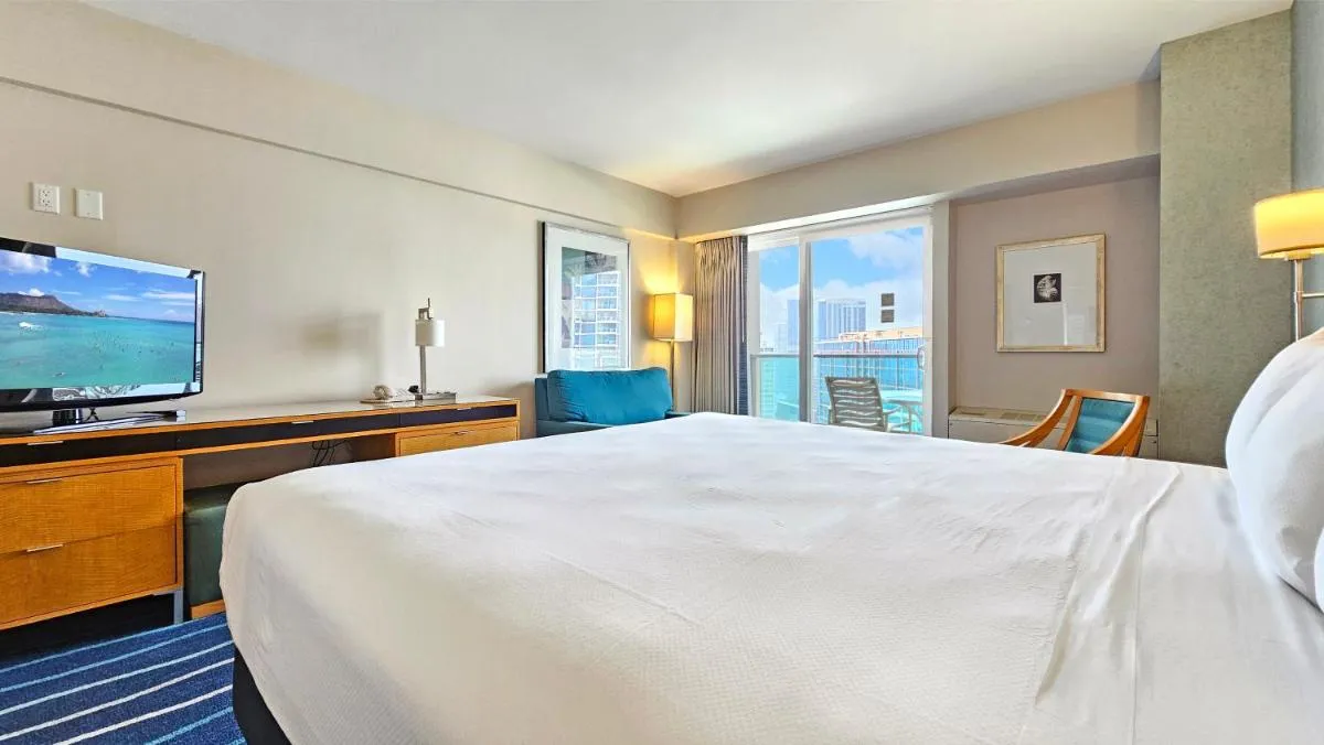 Image 5 of Luxury Ala Moana Resort 25th floor with balcony