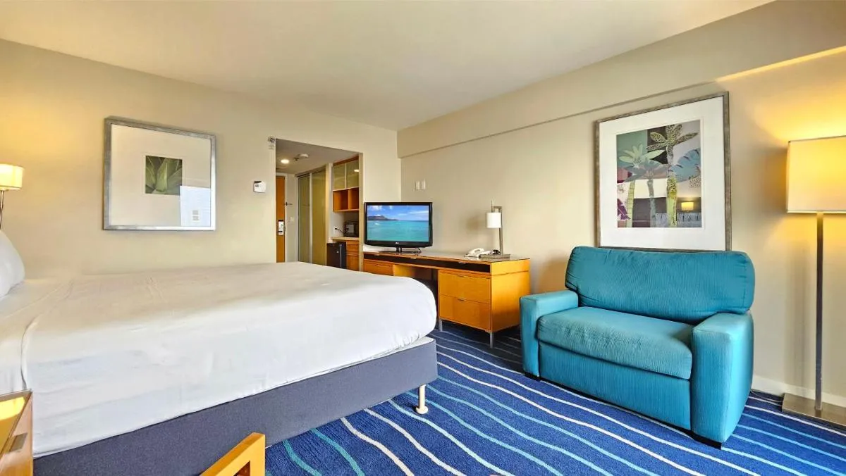 Image 4 of Luxury Ala Moana Resort 25th floor with balcony