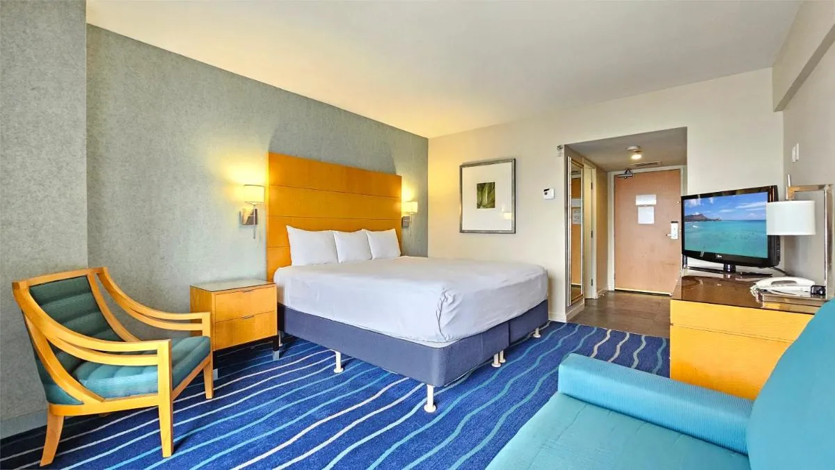 Image 1 of Luxury Ala Moana Resort 25th floor with balcony
