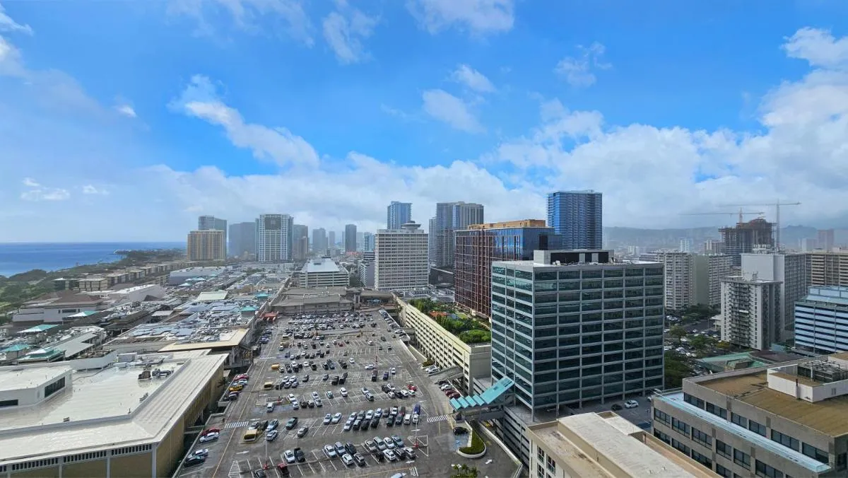 Image of Luxury Ala Moana Resort 25th floor with balcony