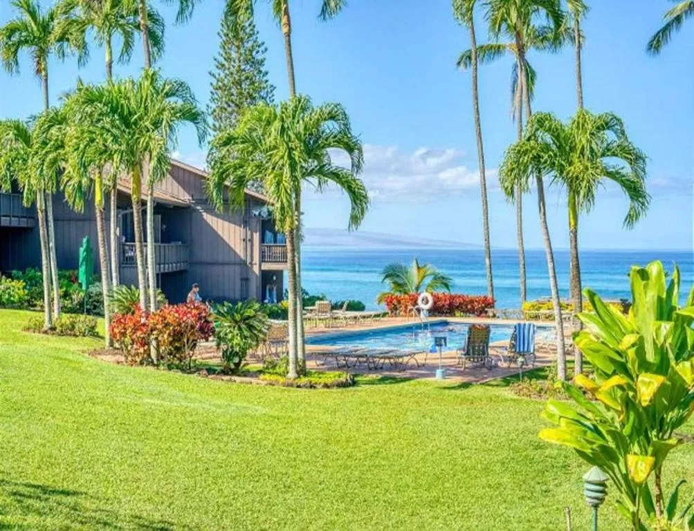 Image of Mahina Surf – Lahaina, HI by TS