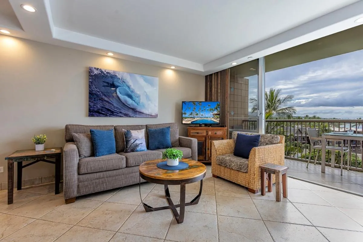 Image 2 of Mana Kai #614 condo