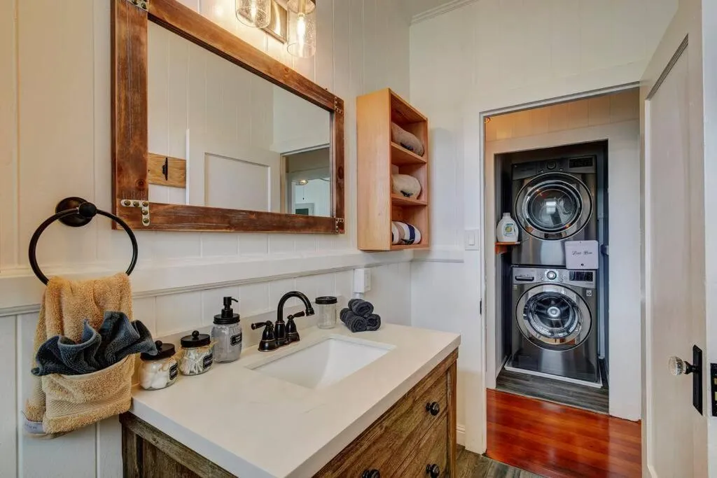 Image 2 of NEW Paddler’s Inn- 3BR Hilo Downtown