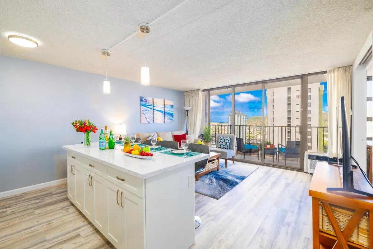 Image 4 of Ocean & Diamond Head Views – Near Beach – Parking!
