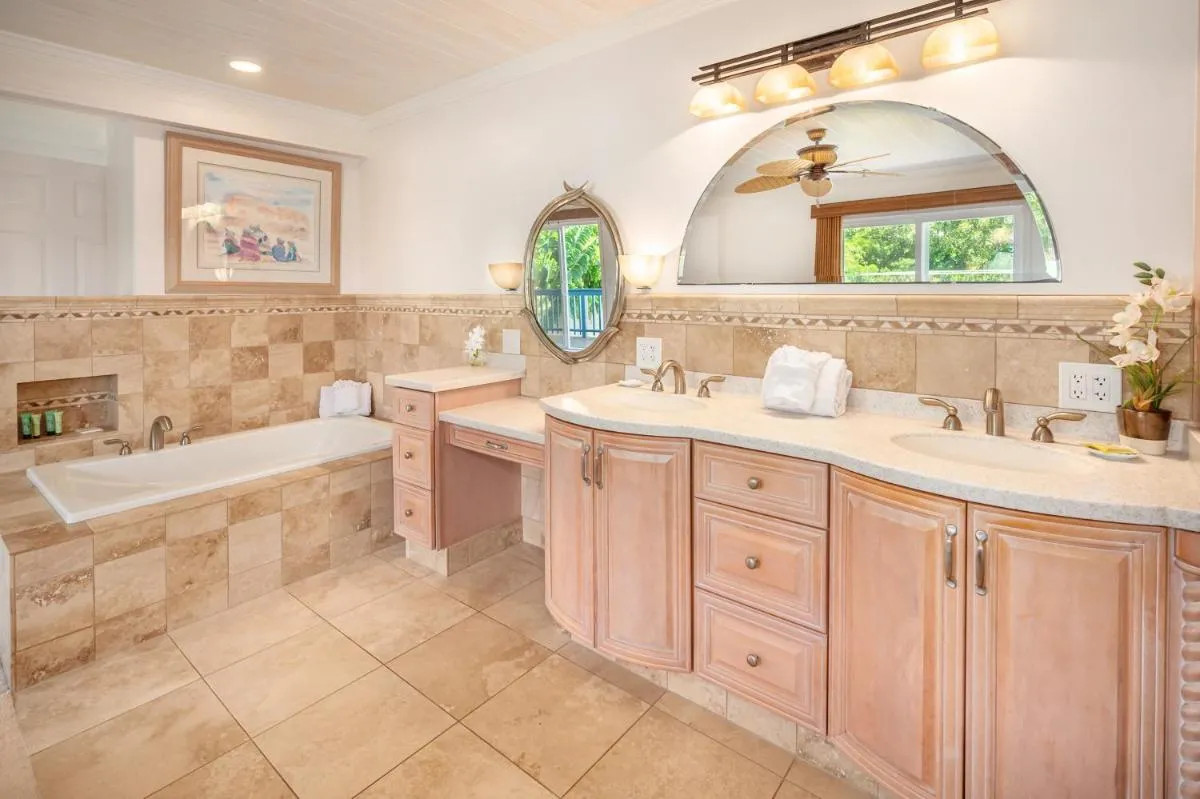 Image 2 of Ocean Views! Walk to Beaches, Tropical Getaway
