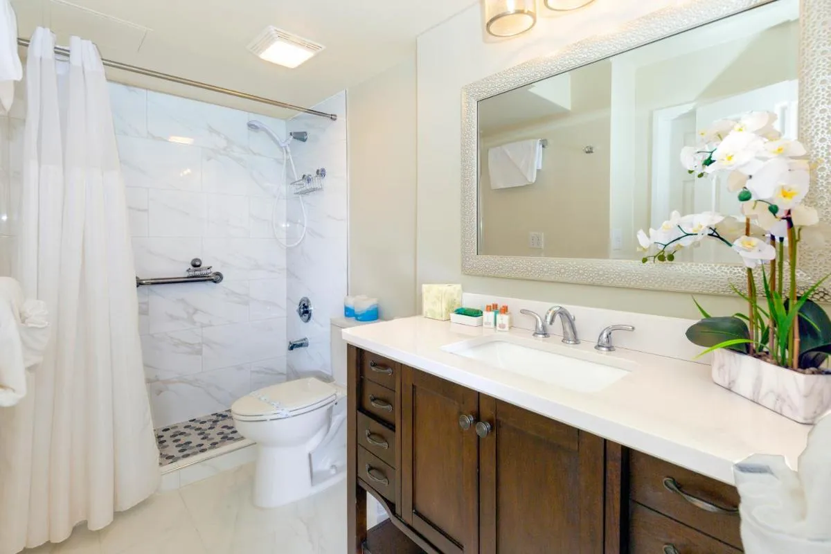 Image 4 of Panoramic Mountain View Condo with Free Parking!