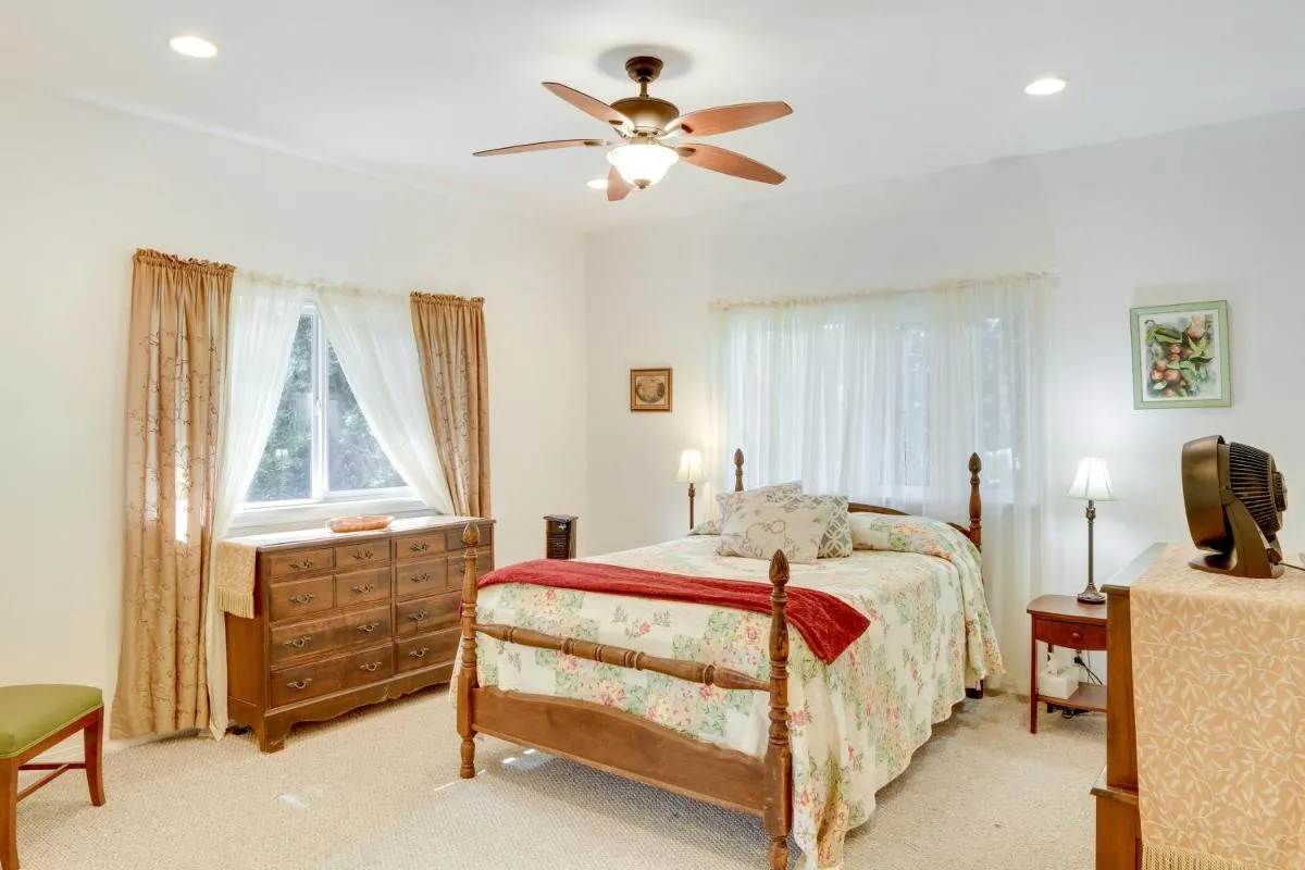 Image 1 of Paradise Park Vacation Rental about 4 Mi to Shoreline!