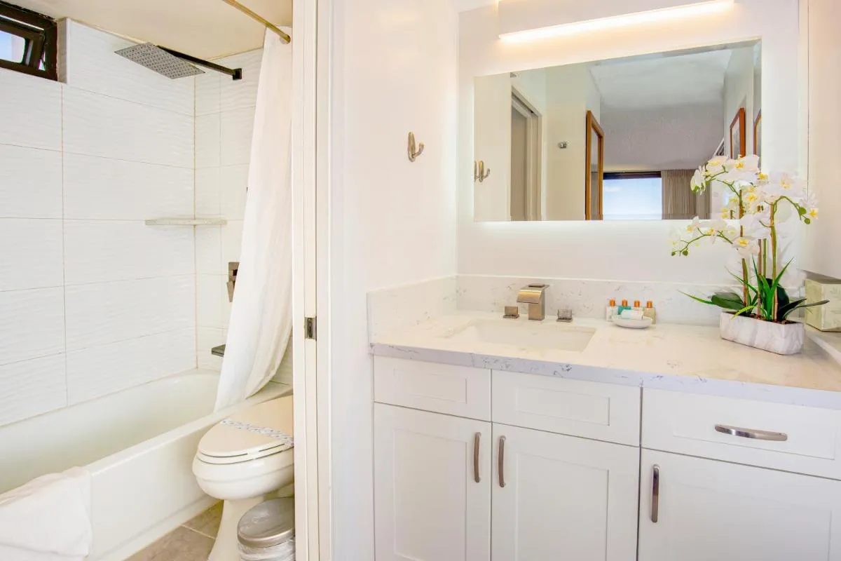 Image 2 of Renovated Ocean View Suite, Near Beach, Free Parking