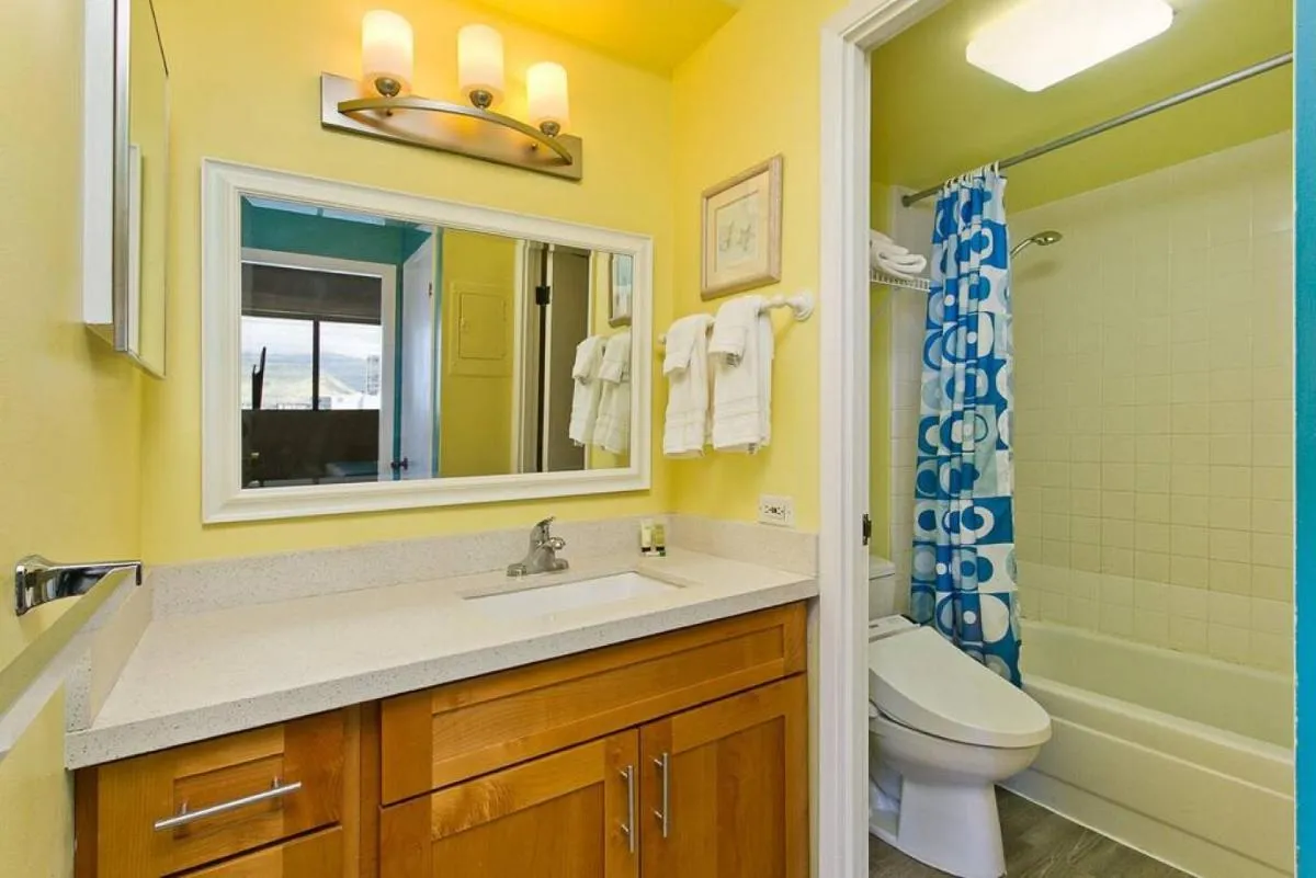 Image 2 of Royal Kuhio 1705 – Spacious Corner Unit with Stunning Mountain Views in the Heart of Waikiki!