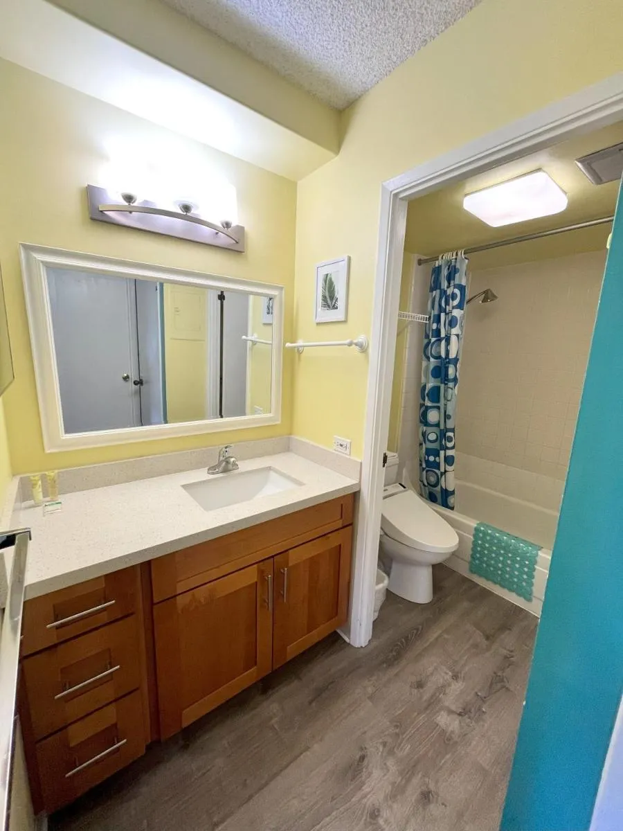 Image 3 of Royal Kuhio 1707 – Spacious Studio with Stunning Diamond Head City Views in the Heart of Waikiki!