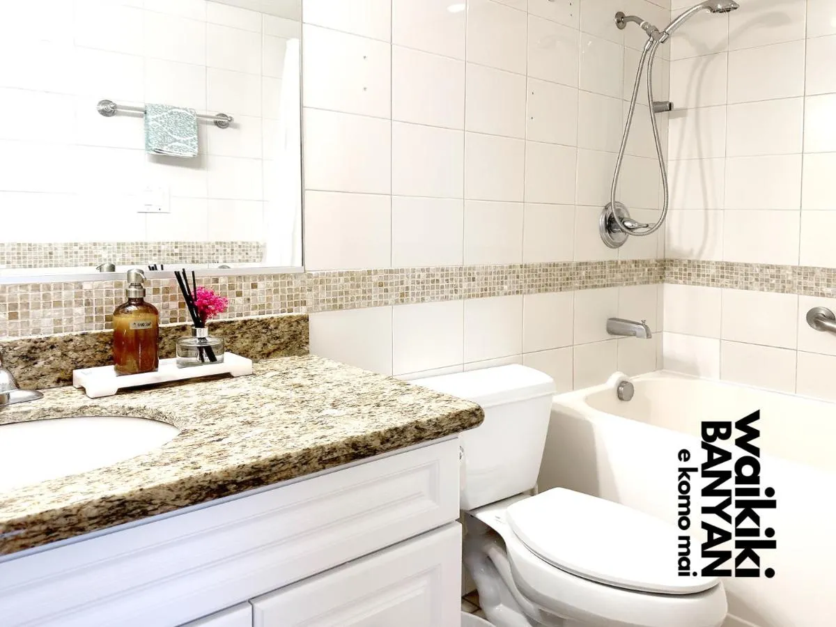 Image 2 of Stunning 1BD a block away to Waikiki Beach Free Parking