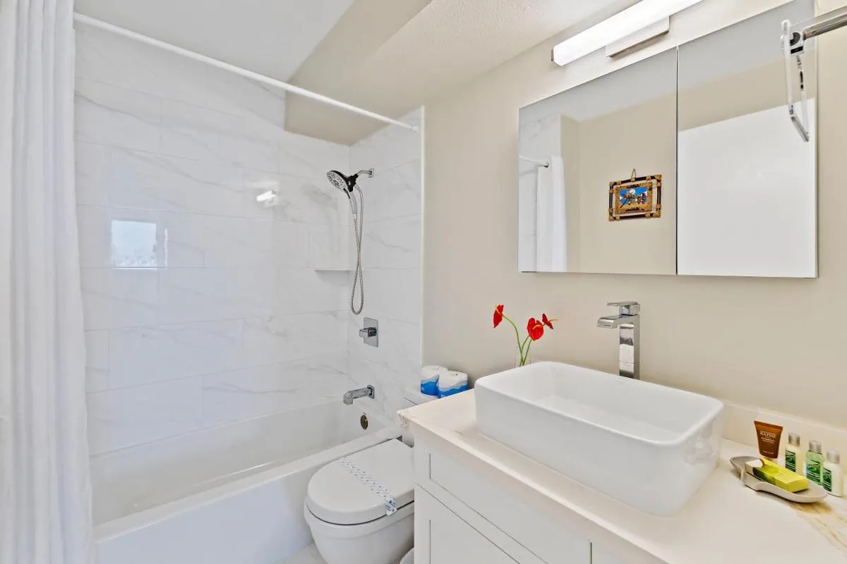 Image 2 of Stunning 1BR Ocean View Condo at Ilikai Marina