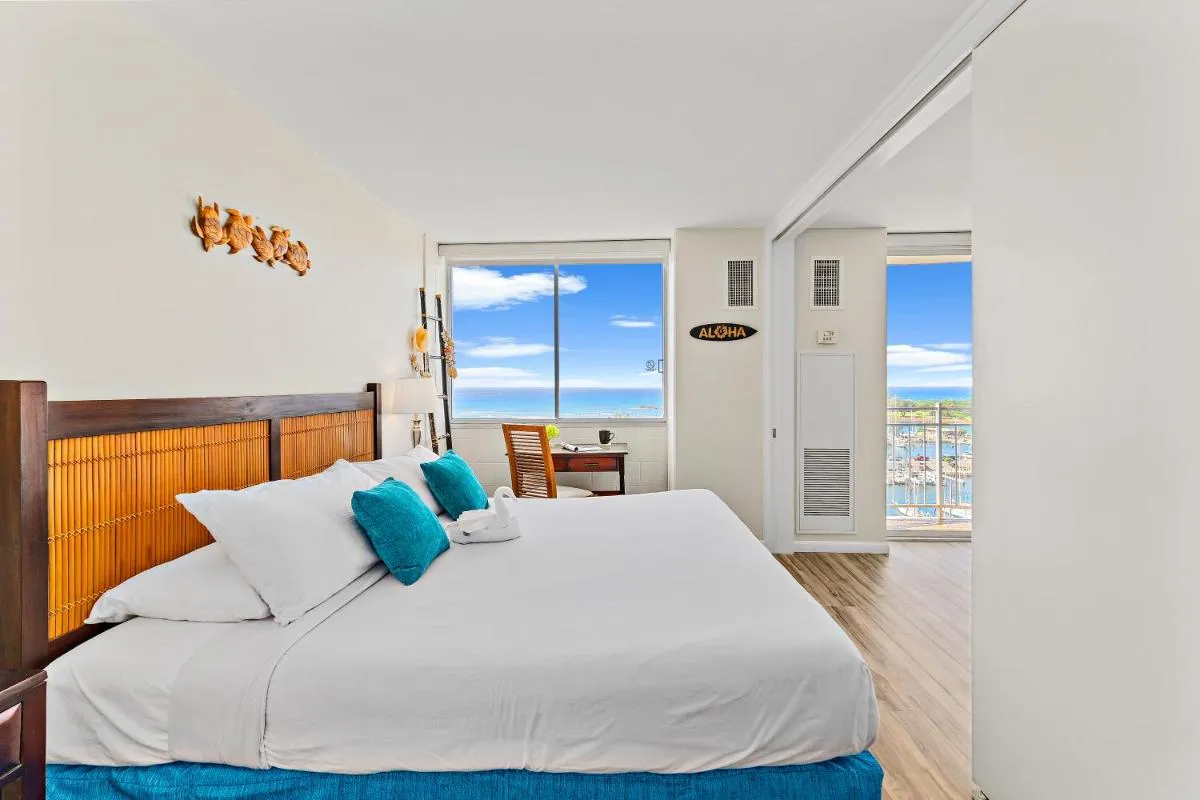 Image 6 of Stunning 1BR Ocean View Condo at Ilikai Marina