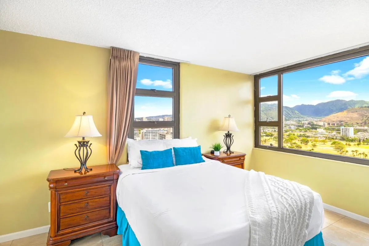 Image 2 of Stylish Condo with Mountain Views in Waikiki Banyan!