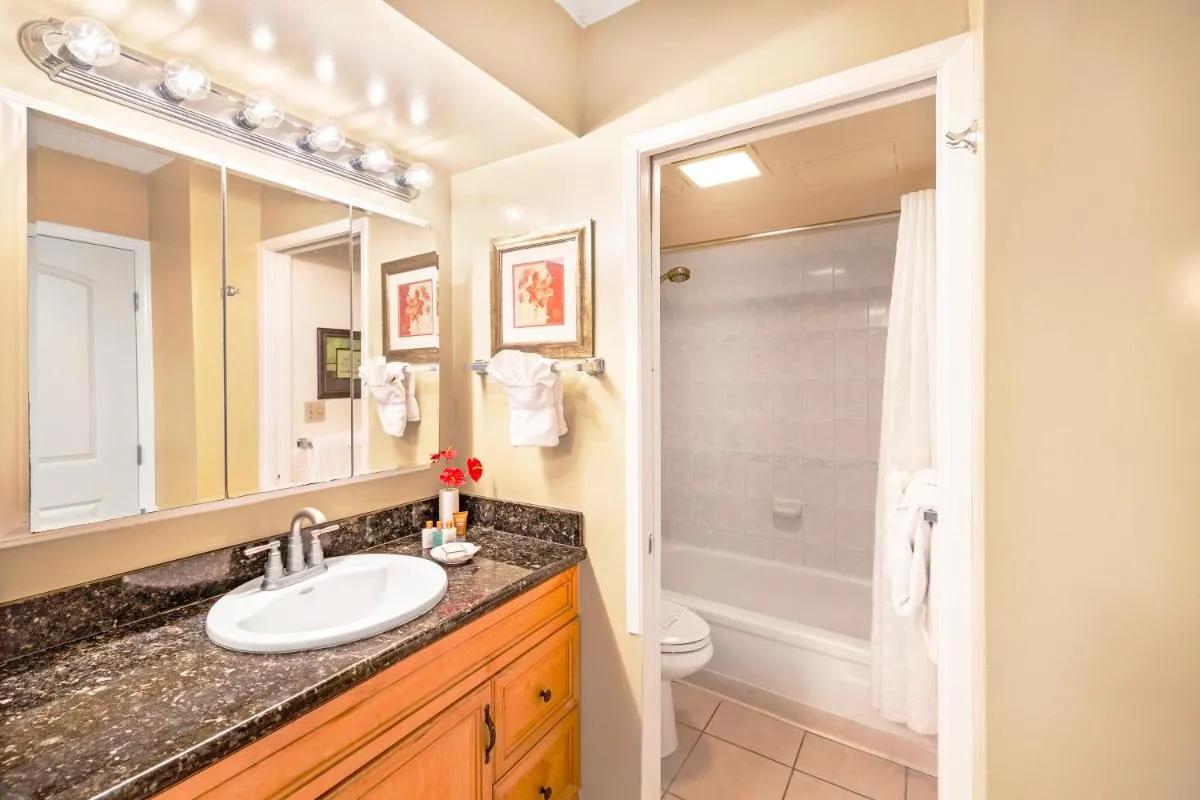 Image 4 of Stylish Condo with Mountain Views in Waikiki Banyan!