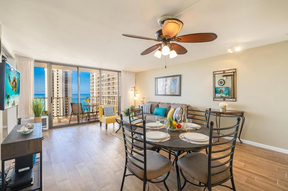 Image 4 of Stylish Ocean View Condo Near Waikiki Beach with Free Parking!