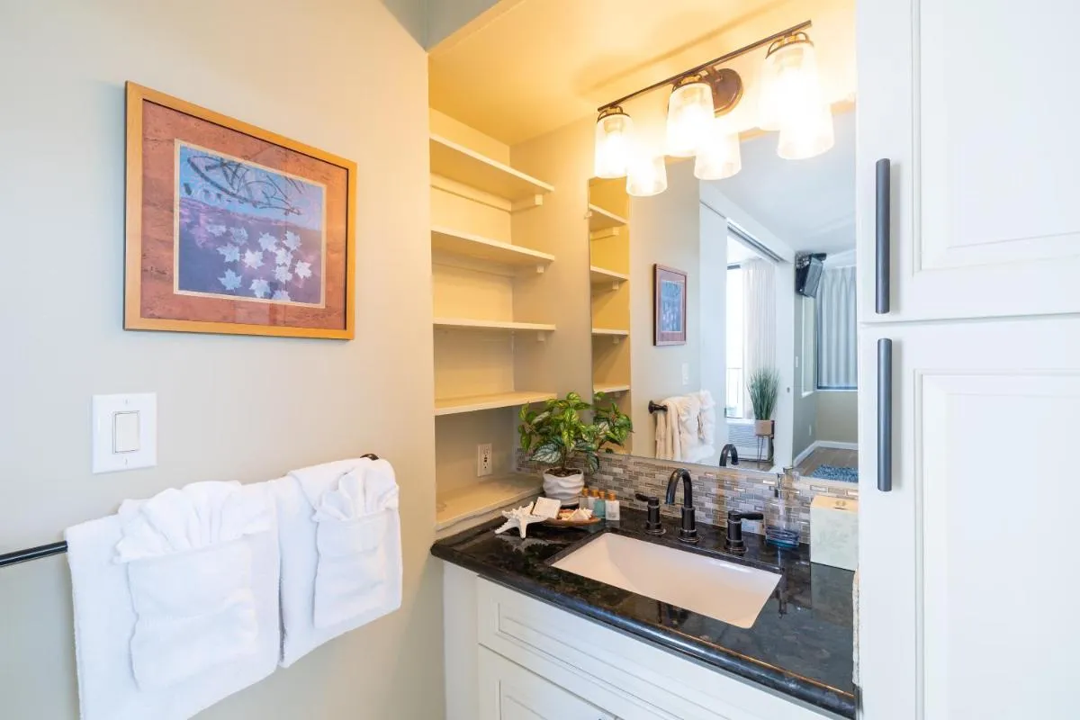 Image 2 of Stylish Ocean View Condo Near Waikiki Beach with Free Parking!