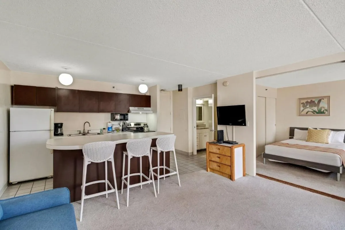 Image 6 of Waikiki Banyan 28th Floor Ocean View Condo – Free parking & WiFi home